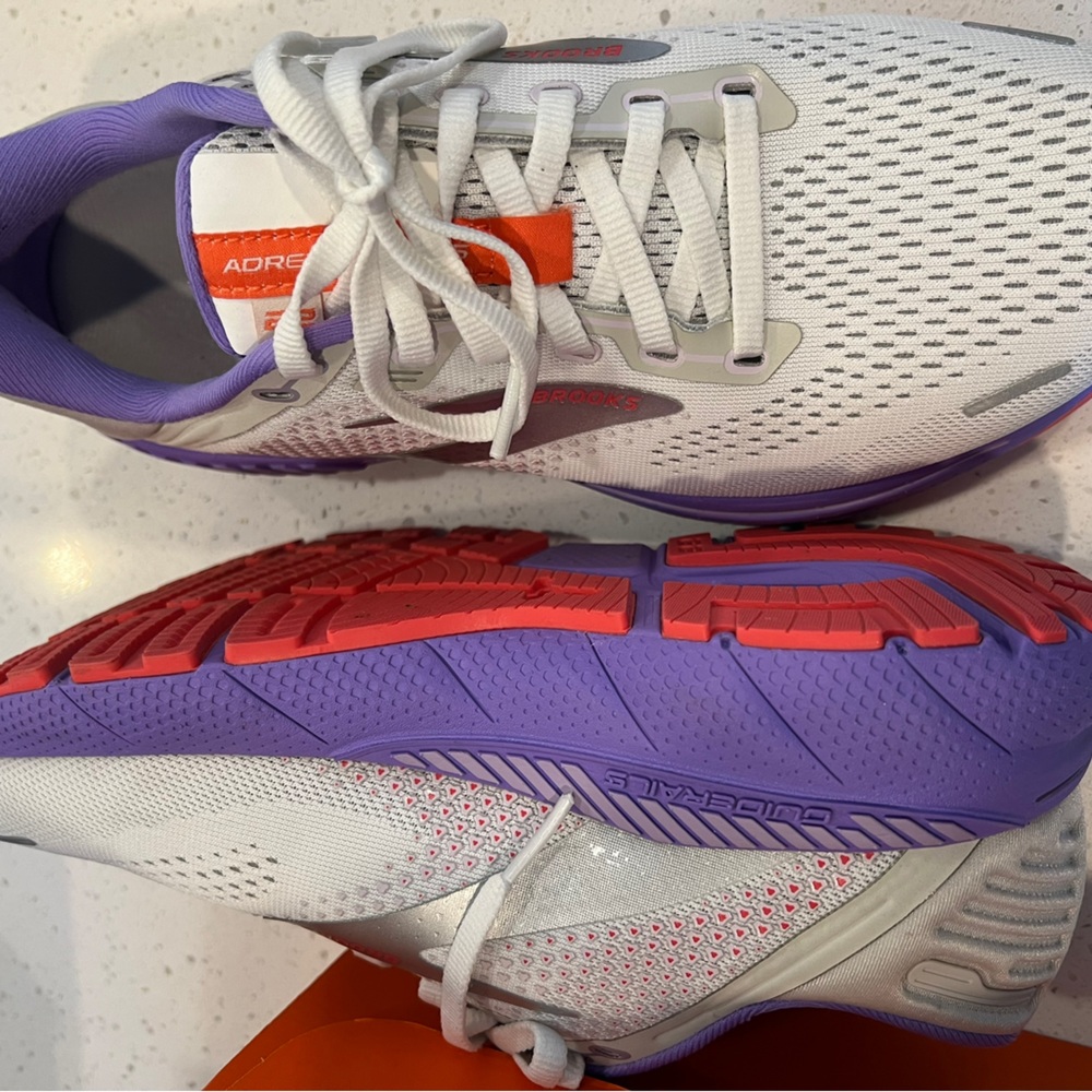 Brooks running shoes size 7.